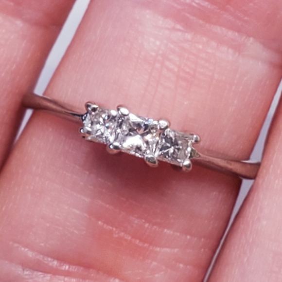 14k White Gold Three Stone Square Princess Diamond Heart Cutout Ring - Picture 4 of 11